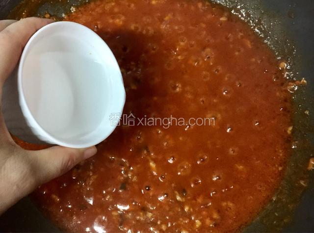 锅中的蔬菜和番茄酱拌匀，大火待熬制一分钟左右后，再往锅中加入一小碗清水，改用中小火继续熬制。