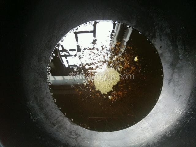 锅洗净烧干水放适量菜籽油烧至锅底冒小泡