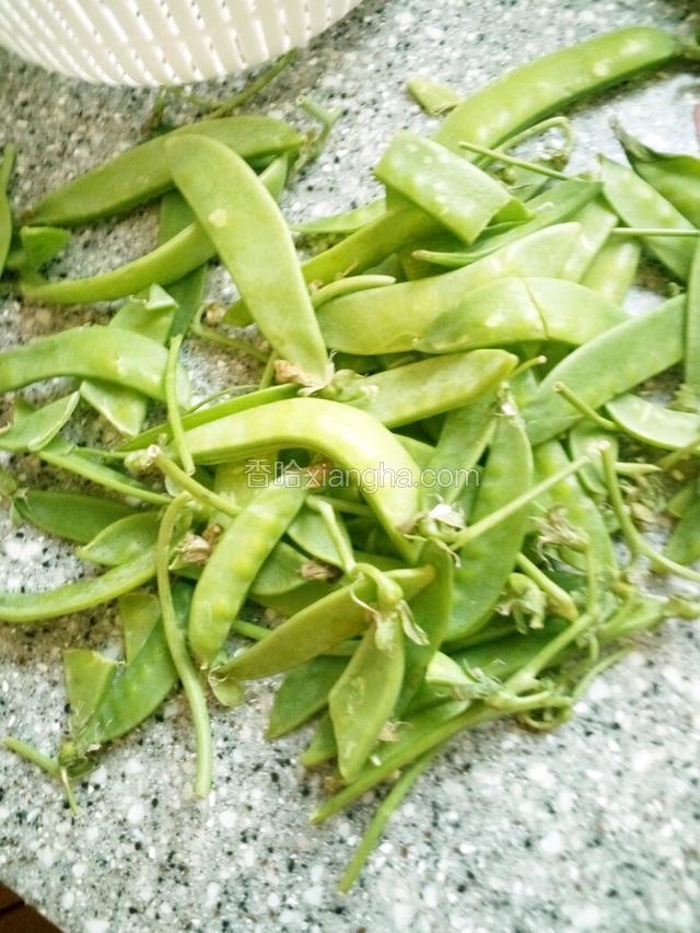 荷兰豆两头用剪刀剪平，在剪个芽儿