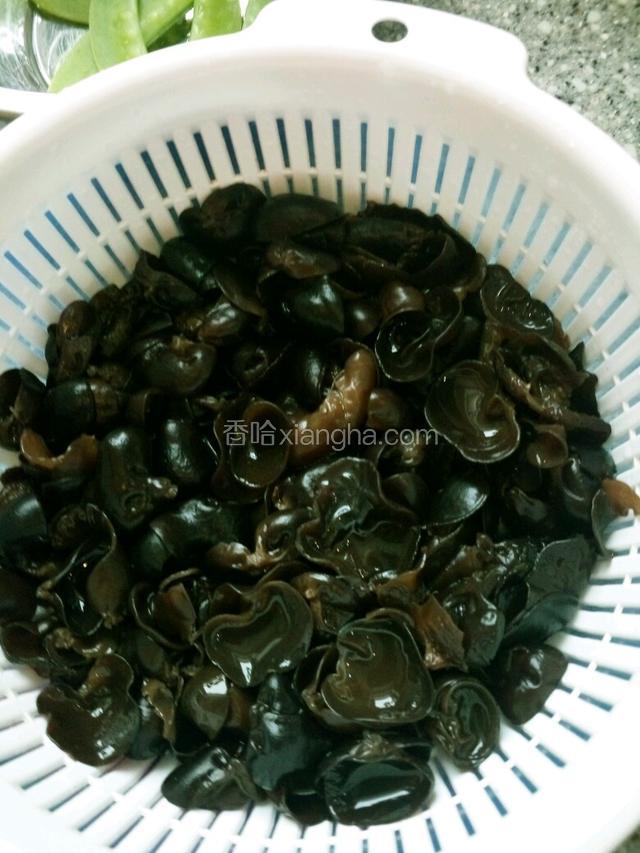 黑木耳凉水提前泡三个小时洗净揪成小块，
