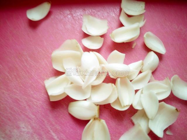 百合两头用刀削干净掰开成花瓣，