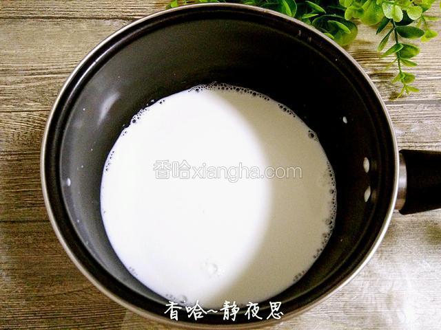 取一个干净小锅，倒入牛奶，倒入白糖