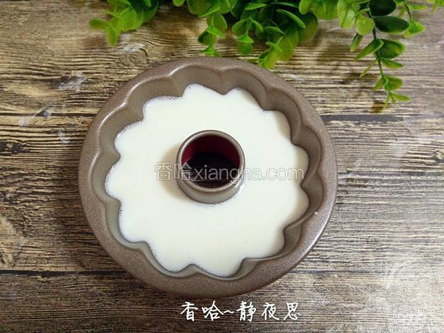 木瓜有大小不一样，如果有多了的牛奶液可倒入模具中，用保鲜膜盖住同样放入冰箱冷藏