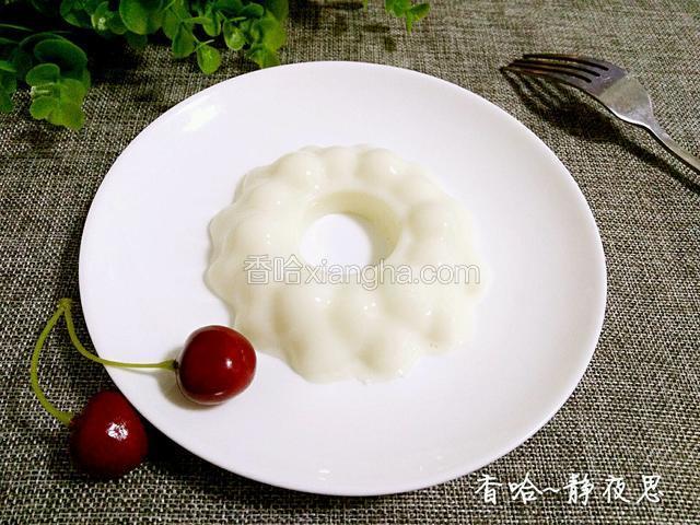 倒在模具中的牛奶冻取出，倒扣在盘中也是美美的