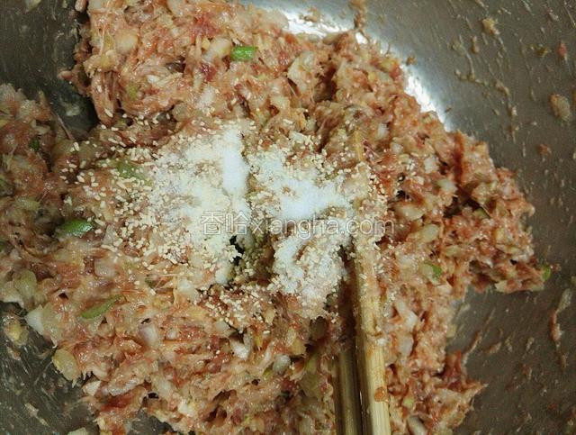 拌匀后加入盐，鸡精调味即可