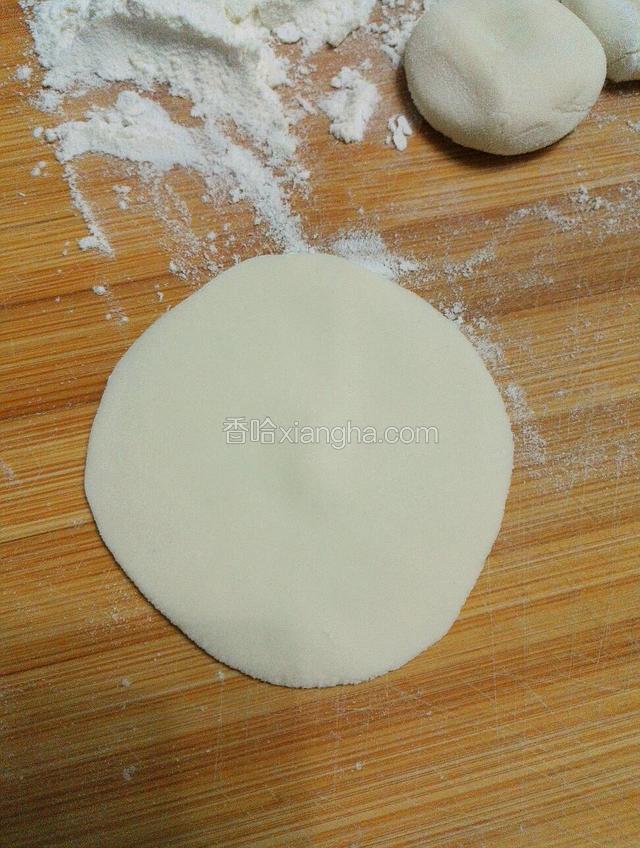 擀成中间厚边上薄的饺子皮