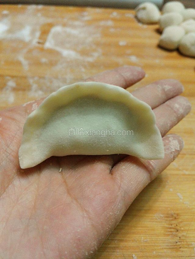 两边捏成弯弯的形状