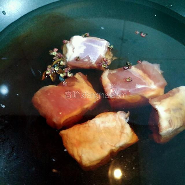 排骨去腥，锅中加冷水，加入排骨 花椒 葡萄酒。烧开 捞出备用
