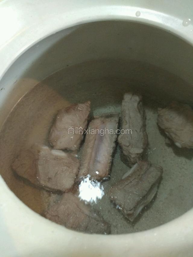 砂锅加水（纯净水）烧热水加入排骨。