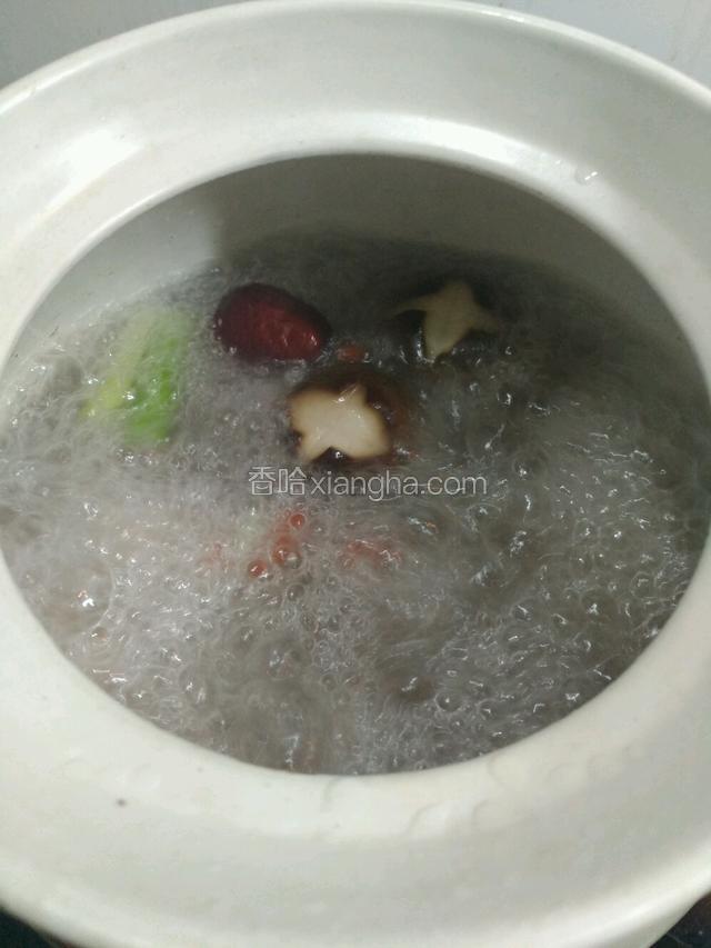 大火烧开后，小火慢慢煲40分钟。