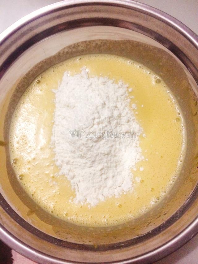 再筛入低筋面粉，用刮刀翻拌均匀。这时开始预热烤箱上下火150度。