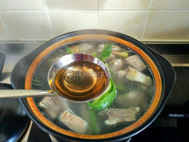 水烧开后，放入葱结和料酒，转小火，焖制一个半小时。