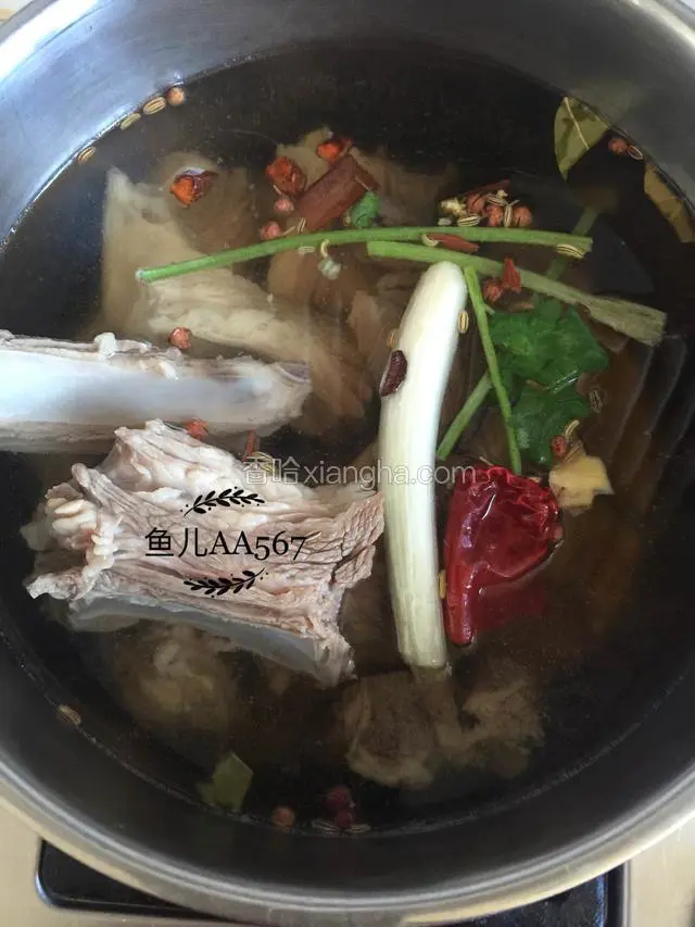 汤锅加水是羊排的三倍，放入调料，大火烧开转小火炖煮一小时，放盐调味。