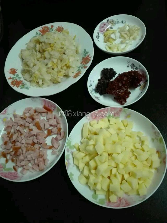 土豆、香肠、酸菜（多洗几遍）切粒，葱、姜、蒜吹沫，豆豉和豆瓣酱备好。