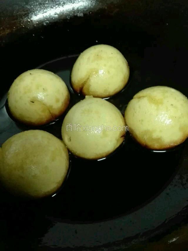 杂粮包底朝下摆好，小火煎微变色夹出备用。
我为了配色，面也炸出颜色。