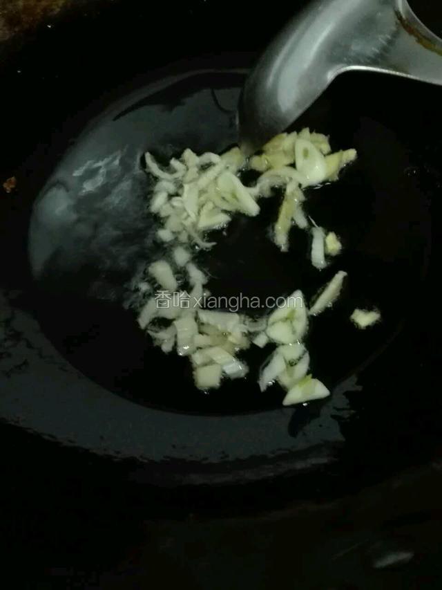 小火爆香葱、姜、蒜。