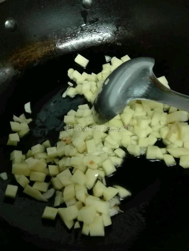 中火炒土豆粒，变软挪一边。
