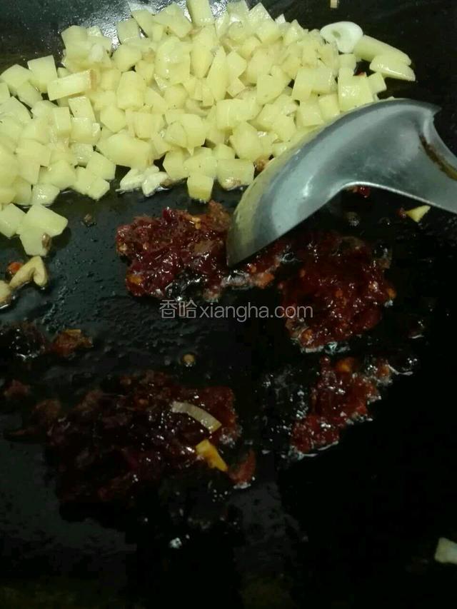 炒香豆豉，豆瓣酱。（我放多了有点咸）