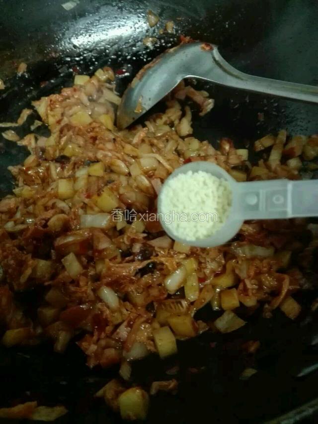 加味素炒匀，关火上盘。