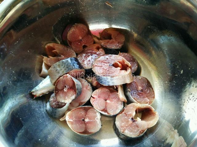 将马高鱼去头尾，切成厚段，用料酒和盐抓匀腌制15分钟。