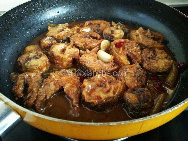 汤汁少了大半，转大火，加入食盐调味，这时候撒上香菜碎，连锅就可以上桌了。