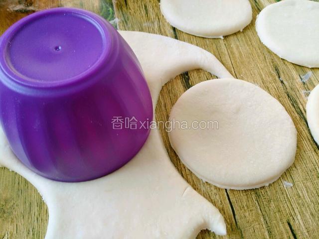 用一小碗按出圆形，