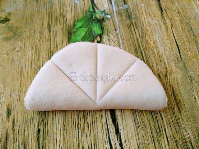 用小刀背从中间按一下，按出一条竖痕，同样手法将左右两边按出竖痕。