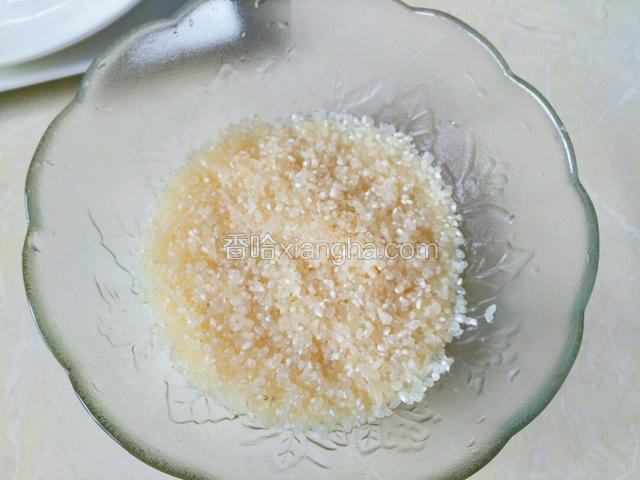 将大米淘，搓洗两遍沥去水。