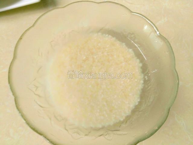 加180克凉水，220克米加这些水应该差不多。淘米时碗里多少会留一些水分。准备上锅蒸，大火烧开水将米碗放锅中，蒸熟为止。