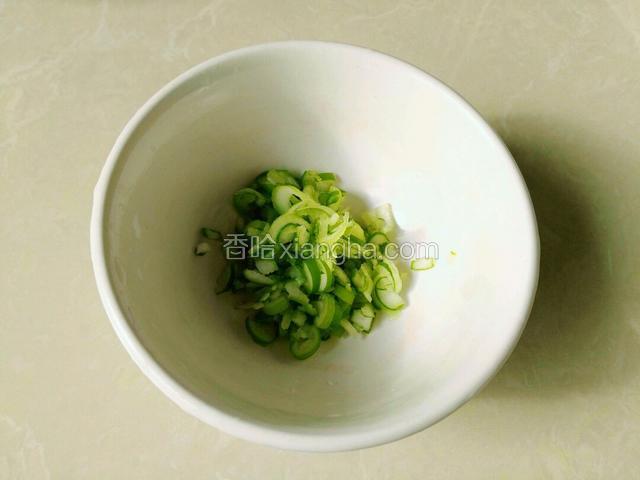 将葱花切碎成葱末。