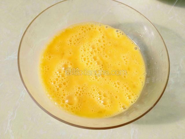 用筷子打散了备用。打均匀无蛋白。