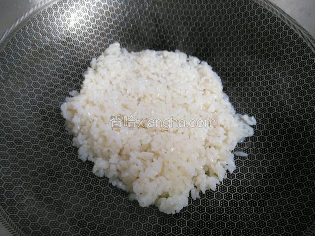 炒至散散的最好，因为是刚刚蒸的没有结块容易炒散。