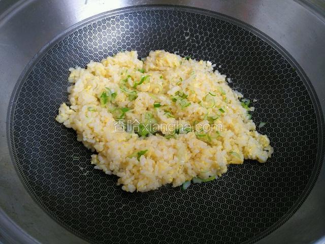 翻炒均匀，然后撒上葱末，少量盐，少量胡椒粉拌匀即可。