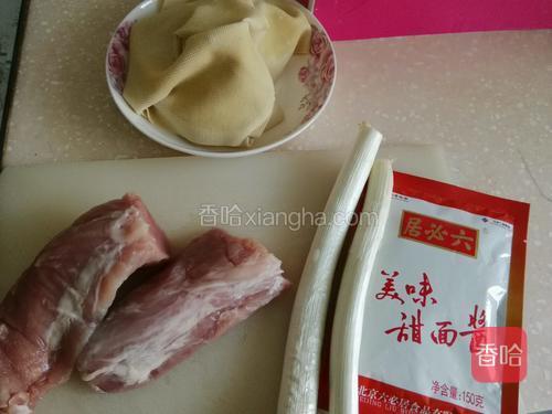 首先准备好京酱肉丝全部食材;