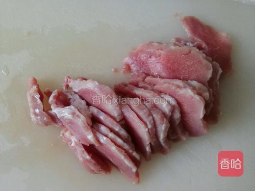 里脊肉顺纹路切成片2厘米厚薄片;
