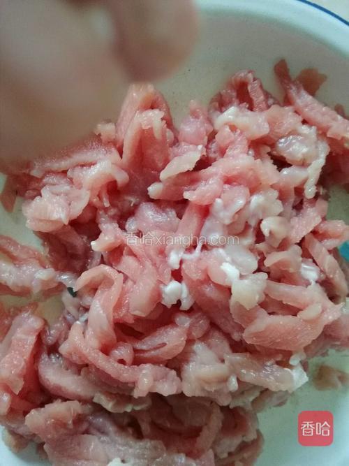 肉丝内加料酒5克,一个鸡蛋的蛋清;