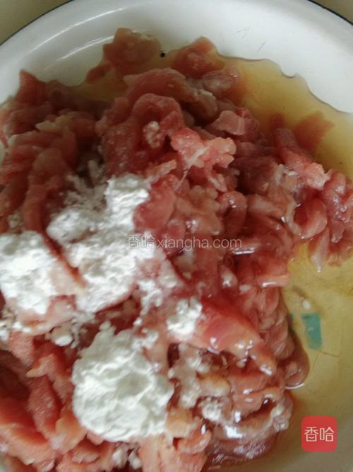 放入盐2克,淀粉2克;