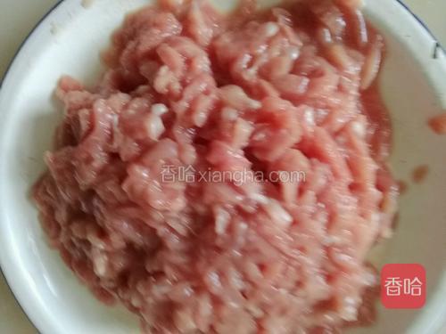 抓匀上浆倒入花生油5克,覆膜放入冰箱内冷冻10分钟;