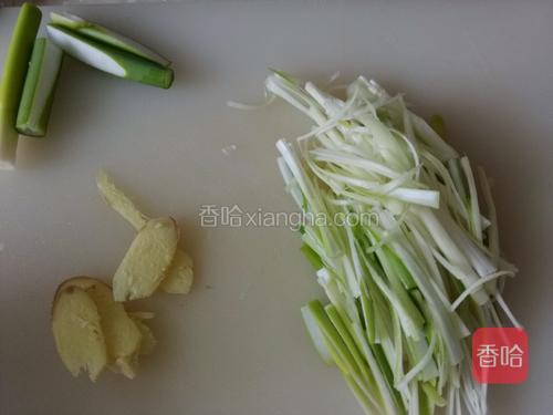 切姜片5片,切葱白丝50克备用;