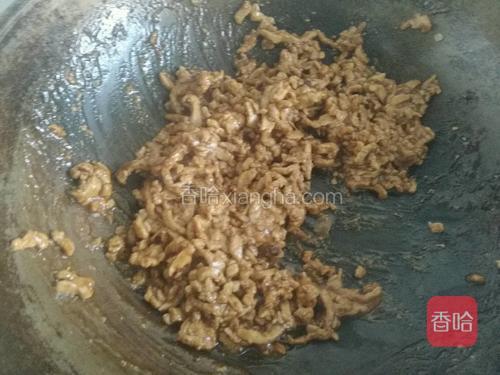 倒入里脊肉丝均匀和酱汁翻炒,加鸡精,白糖大火翻炒出锅即可;