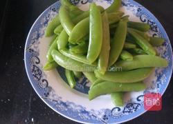 香肠炒甜豆的做法图解2