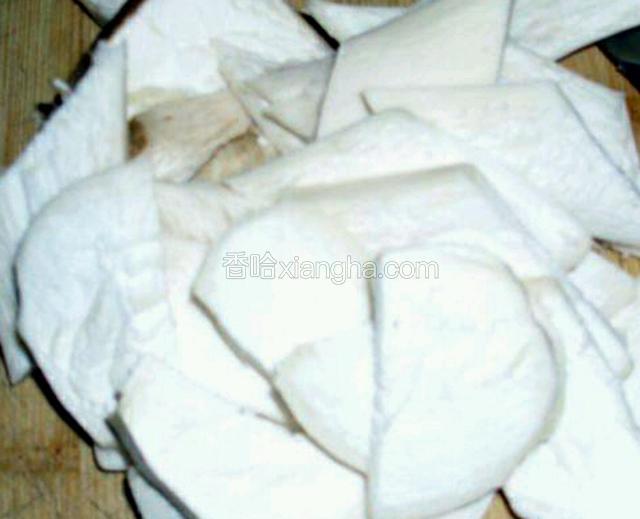 杏鲍菇斜刀切片儿，开水焯一分钟沥干水分备用；