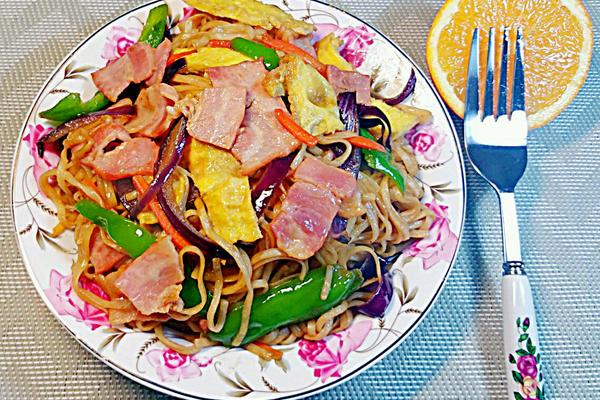 培根鸡蛋炒面