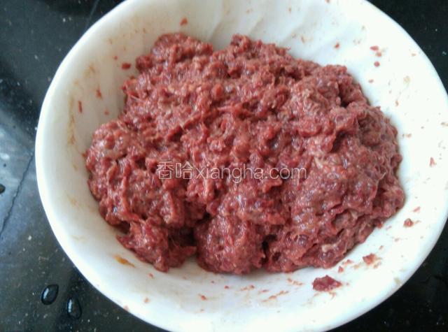 把牛肉放入碗中，加适量油、盐、味精、料酒、胡椒粉、姜末、生抽、淀粉抓匀。