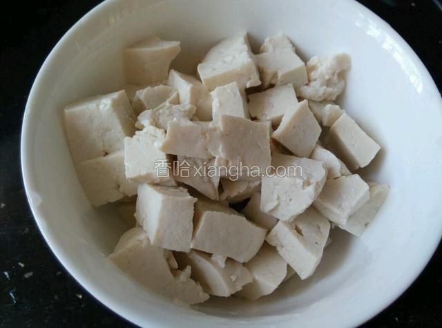 豆腐切小丁（如果买的盒装豆腐，最好用开水焯一遍，我买的是本地新鲜豆腐，直接下锅即可）。