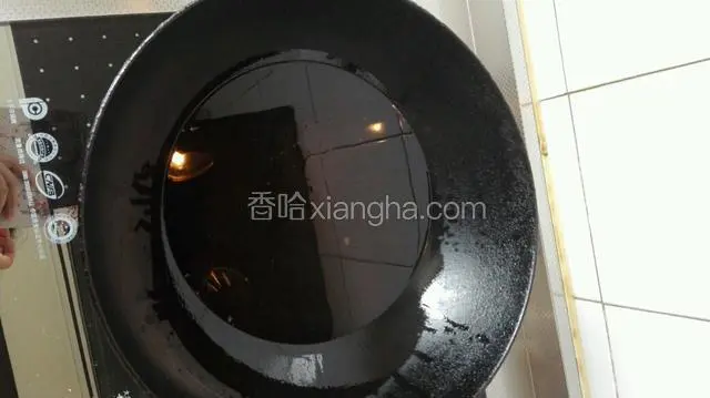 先将红锅烧热。再倒入宽油。