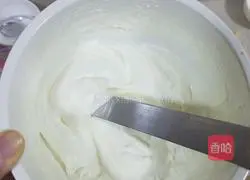 Illustration of how to make raisin cream cake roll 14