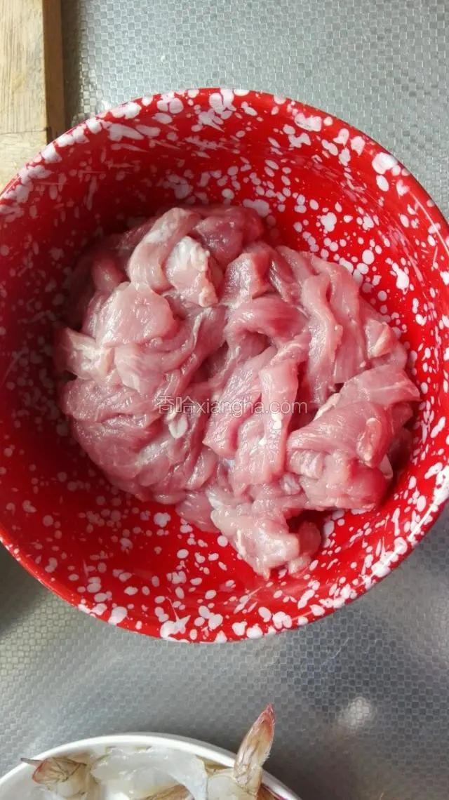 猪里脊肉，切条。