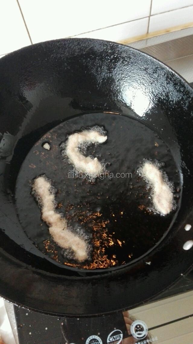 油热后开中火将肉条一个一个的放入锅中炸至发白捞出。不要时间过长影响软嫩的口感。