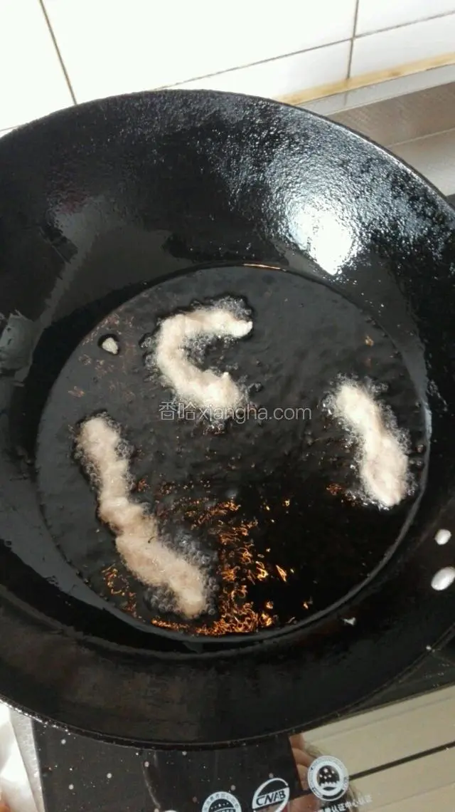 油热后开中火将肉条一个一个的放入锅中炸至发白捞出。不要时间过长影响软嫩的口感。